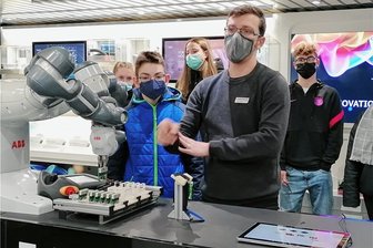 Am Cottagymnasium Brand-Erbisdorf: Innotruck macht Lust auf Technik - Der Innotruck am Cotta-Gymnasium in Brand-Erbisdorf: Hier zeigt ein Mitarbeiter einen Roboter in Aktion.