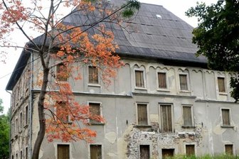 Am Donnerstag wird das Herrenhaus versteigert - Das Herrenhaus Dorfstadt, bis 1945 Sitz der Familie Trützschler. Seit Mitte der 1980er Jahre steht es leer. Es soll am Donnerstag versteigert werden.