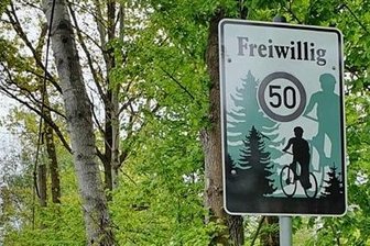 Am Dreiflügel freiwillig Tempo 50 - Eines von vier neuen Schildern am Dreiflügel.