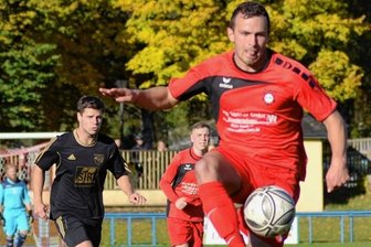 Am Eimberg knistert es wieder - Ruven Rittrich (am Ball) und sein FC Werda freuen sich auf das Eimberg-Derby am Sonntag beim SV Kottengrün.