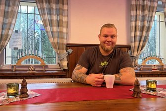Am Einstieg zur Loipe am Oberbecken Markersbach öffnet die Einkehr wieder - Noch kann sich Philipp Schürer eine Tasse Kaffee in Ruhe gönnen, denn die ersten Gäste in der „Hundsmartereinkehr“ in Markersbach werden am Freitag zur Eröffnung erwartet.
