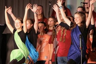 Am Ende bleibt mehr als der Beifall - Adonia-Musical Musik, die in die Ohren und Beine ging, machte das "Mu$ical 77" aus.
