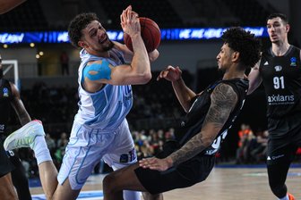 Am Ende doch sehr deutlich: Niners Chemnitz verlieren „Testspiel“ im Eurocup bei Turk Telekom Ankara und spielen nun gegen Ljubljana - Die Niners Chemnitz um Roman Bedime (rechts) kassierten im letzten Gruppenspiel des Eurocups eine Niederlage in Ankara.