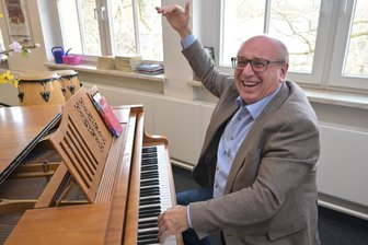 „Am Ende haben sie mich wieder klein gekriegt“: Ein Zwickauer Musiklehrer, der einfach nicht nein sagen kann - Musiklehrer Ulf Firke bei Proben fürs Musical „Der Schneehase“ am Käthe-Kollwitz-Gymnasium.