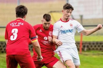 "Am Ende hat der Saft gefehlt" - Nachwuchshoffnung Kevin Arslan (r.) hatte im Testspiel gegen Ifa Chemnitz in der 75. Minute die 1:0-Führung für Fortuna auf dem Fuß. Kurz darauf verletzte sich der 19-Jährige aber schwer am Sprunggelenk. 