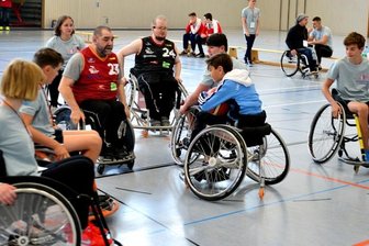 "Am Ende waren alle begeistert" - Die Rollstühle waren bei der zweiten Veranstaltung "Spitzensport trifft Handicap" in Mittweida oft in Bewegung. Der Tag sollte aufzeigen, dass behinderte Menschen nicht nur im Sport, sondern auch im Beruf in das gesellschaftliche Leben einfach integriert werden können. 