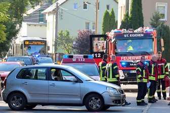 Am ersten Tag nach den Sommerferien: Unfall vor der Schule sorgt für Stau in St. Egidien - Unfall auf der Glauchauer Straße in St. Egidien. Auch die Feuerwehr war im Einsatz.