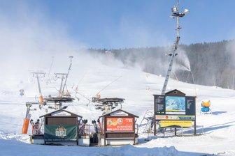 Am Fichtelberg drehen sich weitere Lifte - Die Lifte am Hauptskihang von Oberwiesenthal sind wieder in Betrieb.