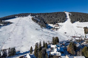 Am Fichtelberg geht es nun mit einem gemeinsamen Plan in die Zukunft - Der Fichtelberg soll im Winter wie im Sommer das touristische Kernelement für Oberwiesenthals Zukunft bleiben. In das Tourismuskonzept wurden 100.000 Euro investiert, 80.000 Euro waren Fördermittel des Freistaats Sachsen.