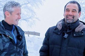 Am Fichtelberg geht's für Idole um die letzten paar Prozente - Mit Jens Weißflog und Ulf Kirsten begegneten sich am Montagabend in Oberwiesenthal auch zwei lebende Legenden aus der Welt des Skispringens und der Welt des Fußballs. 