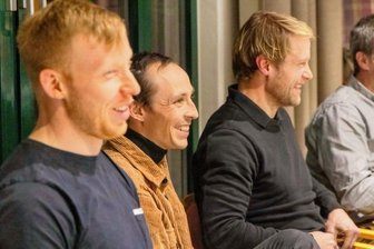 Am Fichtelberg geht's für Idole um die letzten paar Prozente - Hatten ihren Spaß an dem Abend im Hotel von Jens Weißflog: Bahnradsportler Joachim Eilers, Nordisch Kombinierer Eric Frenzel, Fußballer Jan Hochscheidt und Ronny Kaiser, Laufbahnberater am Olympiastützpunkt Sachsen.