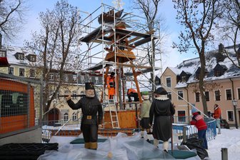 Am Fichtelberg gibt es ein neues Schmuckstück - Bauhofmitarbeiter haben am Donnerstag die neue Oberwiesenthaler Ortspyramide aufgebaut.