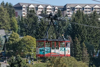 Am Fichtelberg wird was geboten: Von der Winter-Eröffnungsparty bis zum Duell mit einer Hundertjährigen - 2024 wird die Fichtelberg-Schwebebahn 100 Jahre alt. Ein guter Grund zum Feiern, zum Beispiel mit einem Festwochenende. Es ist aber auch ein ganz spezieller Wettstreit geplant – ein ziemlich interessanter.