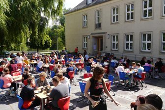 Am Freitag endet eine Ära in Flöha: Wirtschaftsgymnasium zieht aus - Zu einem gemeinsamen Schulfest haben sich die beiden Klassen des Wirtschaftsgymnasiums und die neun Klassen der Förderschule in dieser Woche getroffen.