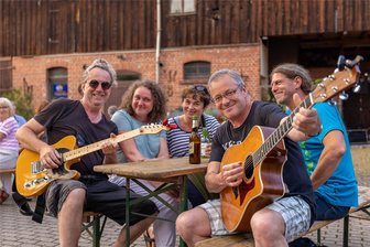 Am Freitag erklingt in Reichenbach „Musik im Laden“ - Das Sevenheat-Duo mit Michael Müller (links) und Andreas Groth spielt am Freitag in Reichenbach.