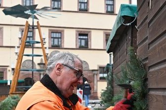 Am Freitag geht es los: Diese Weihnachtsmärkte locken zwischen Penig und Geringswalde - Auf dem Peniger Marktplatz bauten Mitarbeiter des Bauhofes am Dienstag Verkaufsstände für den Weihnachtsmarkt auf und schmückten diese. Die Pyramide ist, noch ohne Figuren, aufgebaut. Auch der Weihnachtsbaum steht.