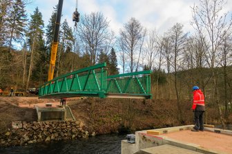 Am Fuß der Talsperre Eibenstock führt jetzt eine neue Brücke über die Mulde - Am Fuße der Staumauer der Talsperre Eibenstock ist am Dienstag die neue Brücke eingehoben worden, über die zukünftig der Mulderadweg führt.