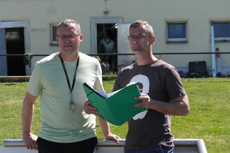 Am Fußballplatz in Geringswalde lärmen Stemmhämmer - Heiko Blochwitz (l.) und Andreas Mehnert treffen sich regelmäßig am Fußballplatz, um sich über die nächsten Arbeiten am Mehrzweckgebäude abzustimmen.