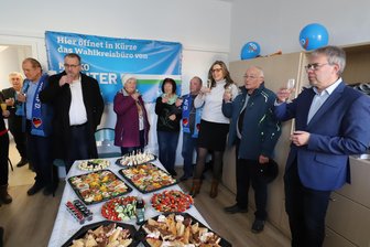 Am Fuße der Burg: AfD-Landtagsabgeordneter eröffnet Büro in Frauenstein - Zur Eröffnung seines Wahlkreisbüros in Frauenstein begrüßt Marko Winter (r.) zahlreiche Gäste.
