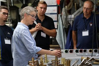 Am Geburtsort der Schalmei: Mitglieder von 35 Kapellen in Markneukirchen - Metallblasinstrumentenmachermeisterin Kerstin Voigt erläutert Bestandteile der Instrumente.