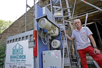 Am Glauchauer Bismarckturm werden regelmäßig Werkzeuge und Kabel geklaut - Andreas Zobel von der Firma Eltabau zeigt am Bismarckturm den Bauaufzug, der wegen eines gestohlenen Kabels außer Betrieb ist.