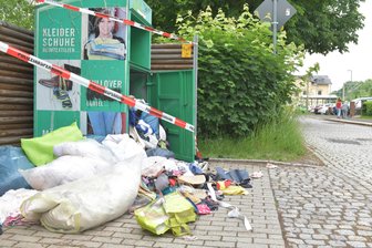 Am helllichten Tag: Altkleidercontainer in Oederan aufgebrochen - Der aufgebrochene Kleidercontainer am Bahnhof in Oederan ist jetzt abgesperrt.