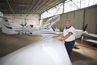 Am Himmel über Westsachsen: Welche Ziele Pilot Joachim Lenk bei Gästeflügen ansteuert - Im Hangar auf dem Flugplatzgelände des Aero-Clubs Zwickau an der Reichenbacher Straße: Der Vereinsvorsitzende Joachim Lenk am Motorsegler Super Dimona, mit dem er als Pilot selbst Gästeflüge macht.