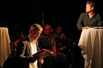 
              <p class="artikelinhalt">Jonathan Jeske, Axel Poike und Jens Eulenberg (von links) während der Lesung am Samstag in der Baldauf-Villa. </p>
            