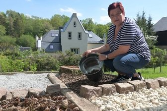 Am Jahnsdorfer Kirchsteig entsteht ein Entdeckerpfad - Diana Ziegs im Barfußbereich. Für sein Entdeckerpfad-Projekt hat das Ehepaar einen 5000-Euro-Zuschuss über den "Simul+Mitmachfonds" erhalten.