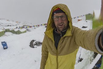 Am „Killer-Berg“ im Himalaya: Warum der Zwickauer Bergsteiger Erik Haß am Manaslu trotz Niederlage gewonnen hat - Bergsteiger und Leichtathletik-Trainer Erik Haß, ein ehemaliger Zwickauer, im Basislager.