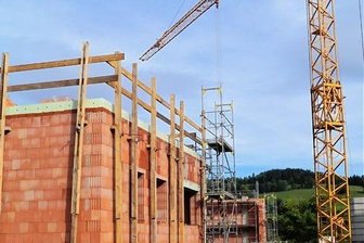 Am Klingenthaler Sport-Campus entsteht durch einen Anbau eine der größten Sporthallen im Vogtland - Der Erweiterungsbau für die Sporthalle am Klingenthaler Wintersport-Campus nimmt Gestalt an. 