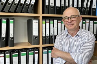 Am „Knochen“ in Raschau hat sich der Bauamtsleiter fast die Zähne ausgebissen - jetzt geht er in den Ruhestand - Der Bauamtsleiter von Raschau-Markersbach, Lutz Richter, hat über Jahrzehnte die Bauvorhaben im Ort gestemmt.