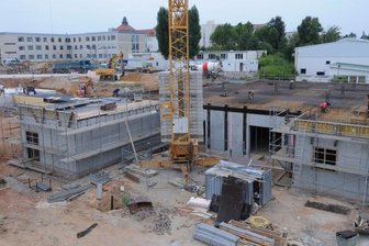 Am Krankenhaus wächst neuer Wirtschaftskomplex - Der Rohbau nimmt Gestalt an. Fertig gestellt wurde bisher die erste Ebene. Momentan wird die Schalung für die zweite Ebene vorbereitet.
