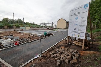 Am künftigen Park+Ride-Platz stauen sich die Probleme - An der Bahnhofstraße in Glauchau entsteht ein neuer Parkplatz für mehr als 50 Autos.