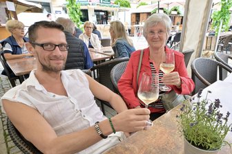Am liebsten lieblich: Zwickauer Weindorf geht zu Ende - Was die Gäste am meisten geschätzt haben - Rene Meyer (47) aus Zwickau und seine Mutter Christel (73) aus Plauen sind Weindorf-Fans.