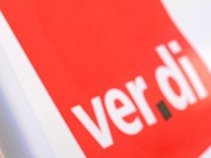 Am Mittwoch Warnstreik bei der CVAG - Ein Mann hat vor dem roten Verdi-Logo eine Trillerpfeife im Mund.