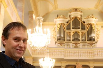 Am Mittwoch wieder „Silbermann-Orgel Punkt Zwölf“ in der St. Georgenkirche Glauchau - Kantor Guido Schmiedel vor der Silbermann-Orgel in der St. Georgenkirche.