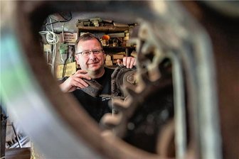 Am Montag geöffnet: Was die Lang-Mühle in Königshain-Wiederau so wertvoll macht - Ingo Kertzsch bei den letzten Vorbereitungen am Sägegatter in der Lang Mühle.