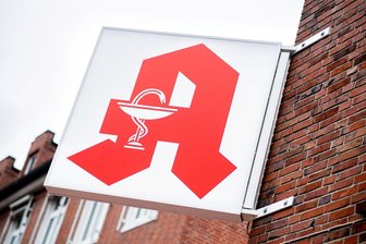 Am Montag streiken Sachsens Apotheker - Ein Schild, das vor allem auf dem Land immer seltener zu sehen ist.