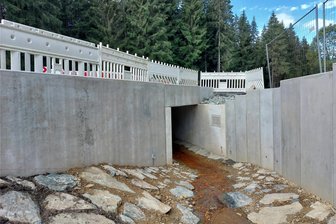 Am neuen Radweg in Muldenberg fehlen noch die Geländer - Für den Radweg wurde ein neues Brückenbauwerk über den Kielfloßgraben errichtet.