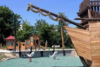 Am Piratenschiff in Zwickau steht jetzt auch eine Spielstadt - Die Spielstadt "Castello" lädt kleine Besucher ein.
