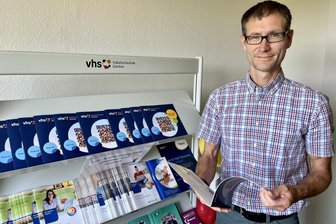 „Am Pulsschlag“: Volkshochschule Zwickau initiiert Stadtgespräche zu kontroversen Themen - Patrick Schulze von VHS Zwickau, setzt mit „Stadtgespräche“ auf ein neues Format.