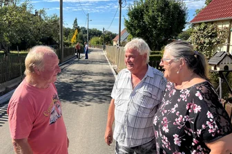 Am Rande der Stadt: 370.000 Euro für marode Sackgasse in Werdau - Freude bei den Bewohnern der Randsiedlung: Nach der Freigabe der Anliegerstraße durch Rathauschef Sören Kristensen am Donnerstag war Klaus Funke (l.) mit seinen Nachbarn Ingrid Götz und Jens Vetter (Mitte) ins Gespräch gekommen.