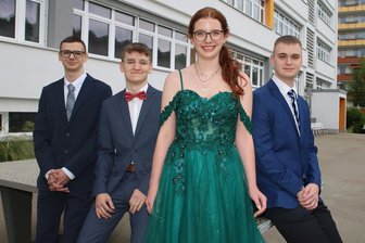 Am Regenbogen-Gymnasium Zwickau erhält der erste Abitur-Jahrgang Zeugnisse - Erik Friedel, Finn Heidrich, Lucy Köbel und Elias Tanzer (von links) gehören zu dem Dutzend Abiturienten des ersten Abschlussjahrgangs am DPFA-Regenbogengymnasium Zwickau. Neben der familiären Atmosphäre an ihrer Schule in Eckersbach loben die Absolventen ihre Lehrer: „Geduldig, stets ein offenes Ohr für uns, verständnisvoll.“