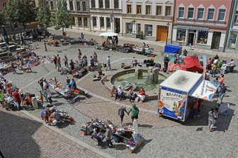 Am Samstag kann in Werdau wieder getrödelt werden - Immer gut besucht: Die Trödelmärkte in der Werdauer Innenstadt.