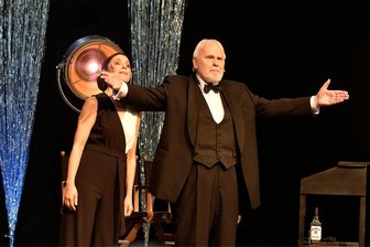 Am Samstag noch als Star auf der Bühne: Tod von Gunther Emmerlich löst Trauer in Bad Elster aus - Immer voll dabei: Im Juli 2022 begeisterten Gunther Emmerlich und Katrin Weber im Naturtheater Bad Elster.