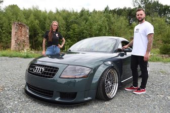 Am Samstag: Oelsnitzer heben neues Tuning-Treffen aus der Taufe - Patrick Dölling mit seinem Audi TT auf dem Gelände der alten Ziegelei in Oelsnitz. Hier organisiert der 27-Jährige zusammen mit Maria Peter (34) am Samstag „Cars & Cocktails“.