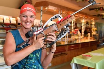 "Am Schießstand solltest du noch denken können" - Denise Herrmann strahlt mit ihrem neuen Arbeitsgerät. Das soll nach dem ersten Wettkampf auch noch so sein.