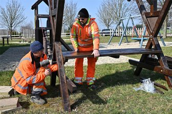 Am Spielplatz in Wiederau ist jetzt Rast unterm Dach möglich - Auf dem Spielplatz in Wiederau haben Rico Fuhrmann (r.) und Thomas Matthies vom Bauhof eine Sitzecke aufgebaut.