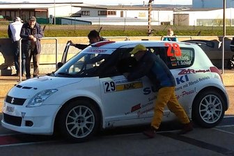 "Am Start hatte ich Tränen in den Augen" - Liebt sein Auto: Veit König aus Zschopau hatte kurz Probleme mit dem Anlasser. Danach schnurrte der Suzuki Swift S1600 aber wieder wie ein Kätzchen und fuhr zu Gesamtrang 28 von 46 in der DRM-Wertung. 